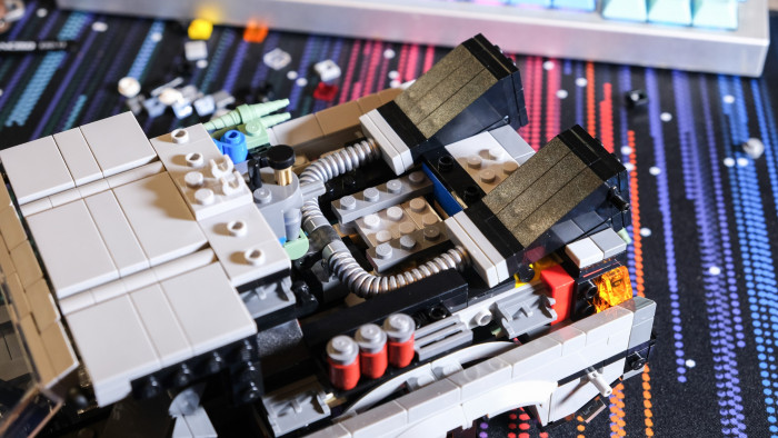 Aufbau des Lego DeLorean 10300 (Bild: Oliver Nickel/Golem.de)