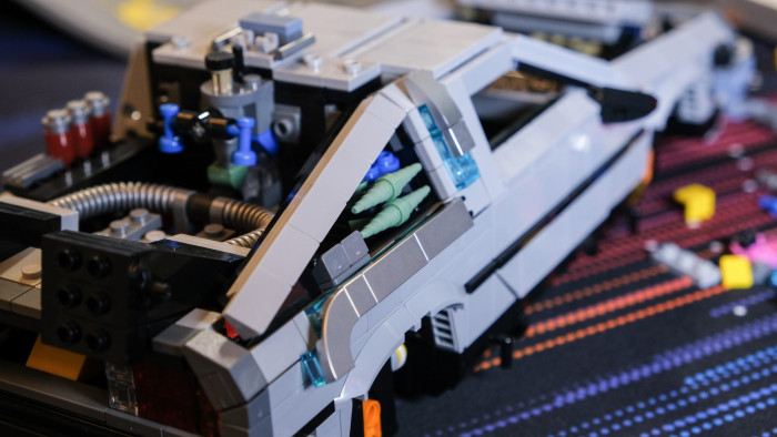Aufbau des Lego DeLorean 10300 (Bild: Oliver Nickel/Golem.de)