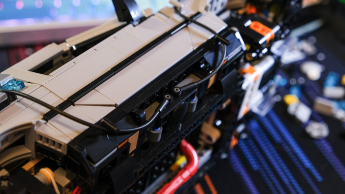 Aufbau des Lego DeLorean 10300 (Bild: Oliver Nickel/Golem.de)