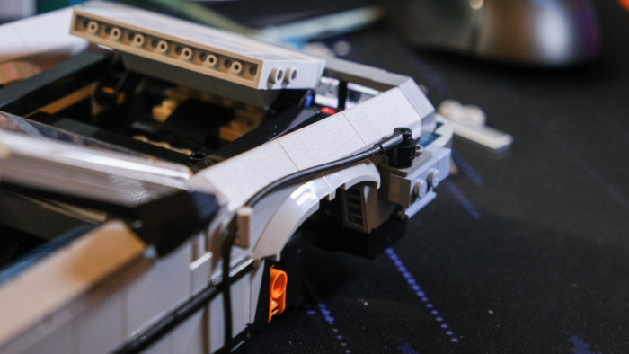 Aufbau des Lego DeLorean 10300 (Bild: Oliver Nickel/Golem.de)