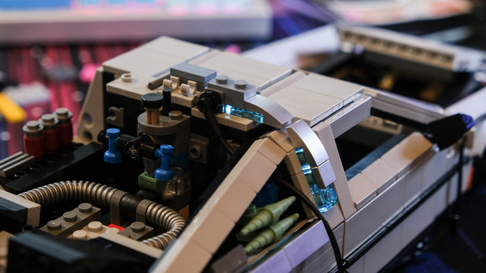 Aufbau des Lego DeLorean 10300 (Bild: Oliver Nickel/Golem.de)