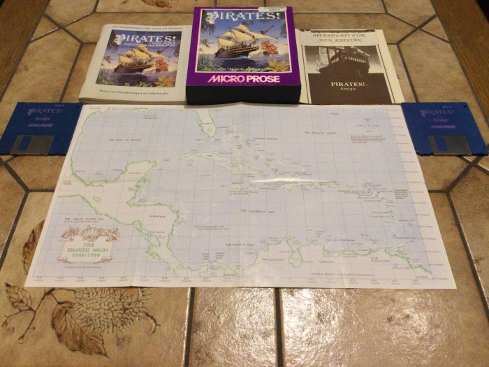 Wie es sich für ein Spiel aus den 1980ern gehört, wurde Pirates in einer hübschen Pappschachtel und mitsamt einer dicken Anleitung sowie einer Karte verkauft. (Bild: Medienagentur Plassma)