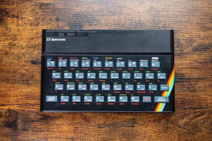 Der ZX Spectrum von Sinclair hat ein markantes Design und wenig komfortable Gummitasten. (Bild: Tobias Költzsch/Golem.de)