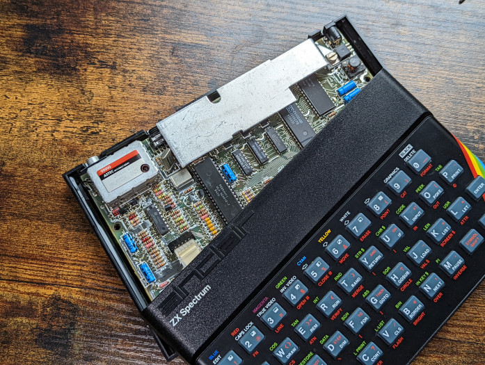 Der ZX Spectrum mit geöffnetem Gehäuse (Bild: Tobias Költzsch/Golem.de)