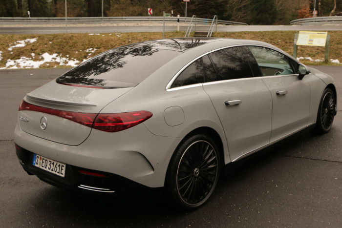 Im Vergleich zum Top-Modell EQS ist vor allem das Heck kürzer und anders gestaltet. (Foto: Friedhelm Greis/Golem.de)