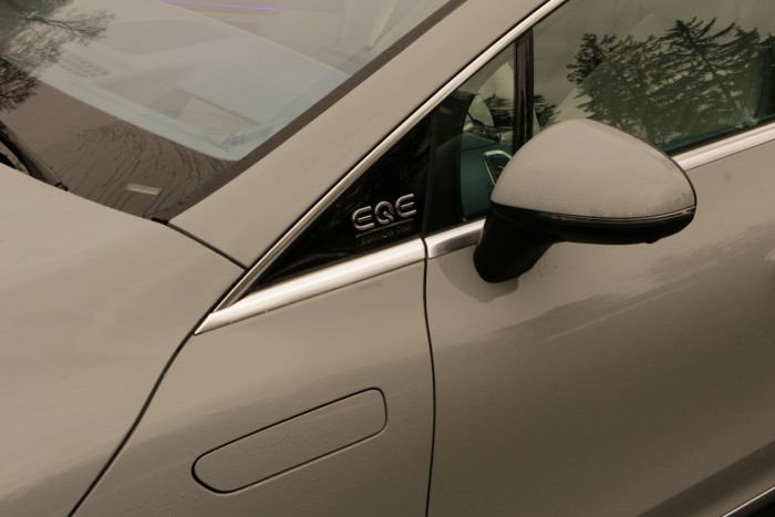 Ebenso wie beim EQS lässt sich beim EQE die Fronthaube nicht öffnen. Es gibt daher eine zusätzliche Öffnung zum Nachfüllen der Scheibenwaschanlage. (Foto: Friedhelm Greis/Golem.de)