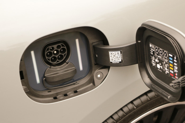 Per Gleichstrom lässt sich der EQE mit bis zu 170 Kilowatt laden, mit Wechselstrom mit bis zu 11 kW. (Foto: Friedhelm Greis/Golem.de)