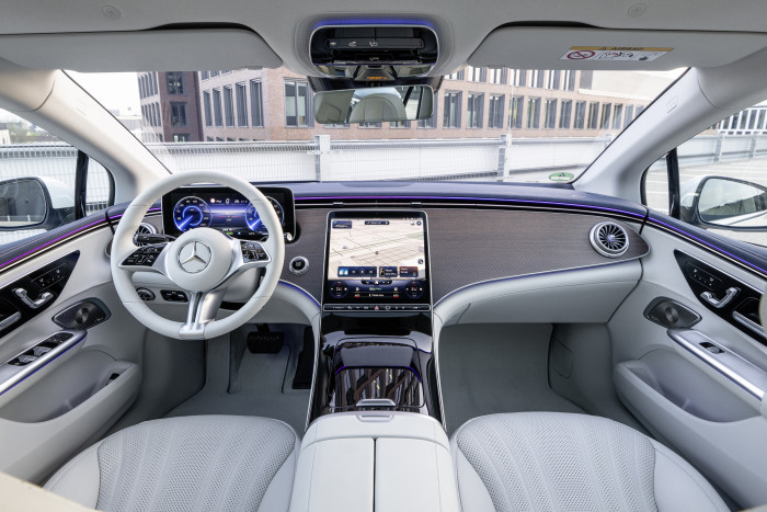 Der Innenraum unterscheidet sich kaum vom größeren EQS. (Foto: Mercedes-Benz)