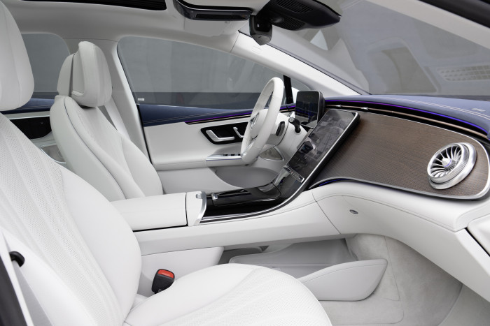 In der Basisversion verfügt der EQE über ein schwebendes Zentraldisplay, das nahtlos aus der Mittelkonsole hervorgeht. (Foto: Mercedes-Benz) 