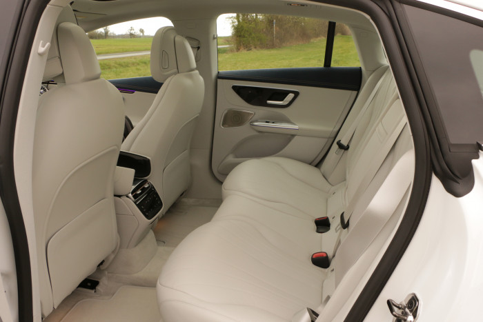 Bei einem Radstand von 3,09 Metern gibt es reichlich Platz für die Passagiere im Fond. (Foto: Friedhelm Greis/Golem.de)