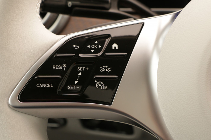 Das gilt auch für die Assistenzsysteme wie den Abstandsregeltempomat mit Lenkassistenz, die sich mit den Lenkradtasten gut bedienen lassen. (Foto: Friedhelm Greis/Golem.de)