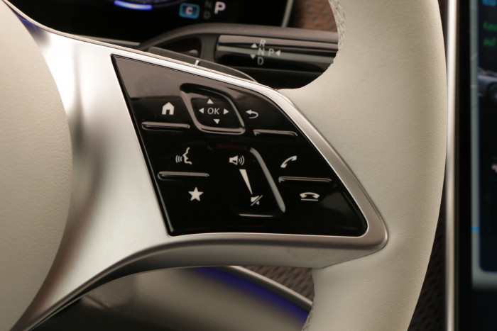 Das Infotainmentsystem lässt sich entweder über Lenkradtasten oder per Stimme und Touchdisplay bedienen. (Foto: Friedhelm Greis/Golem.de)