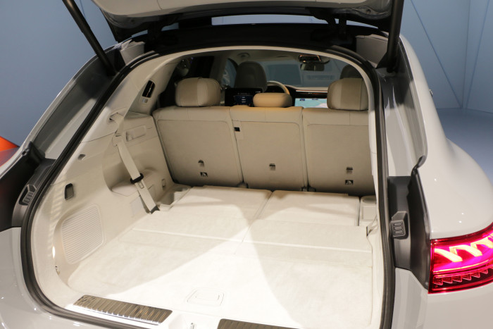 Mit der umgeklappten dritten Sitzreihe bietet der Kofferraum ein Volumen von bis zu 800 Litern. (Foto: Friedhelm Greis/Golem.de)