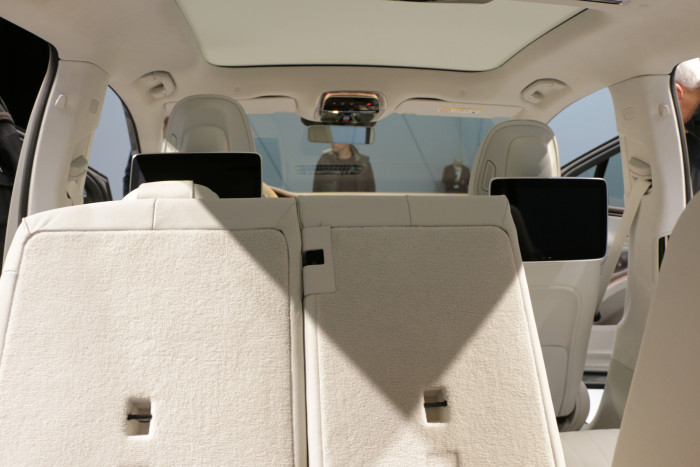 Die zweite Sitzreihe lässt sich elektrisch verschieben und geteilt umklappen. (Foto: Friedhelm Greis/Golem.de)