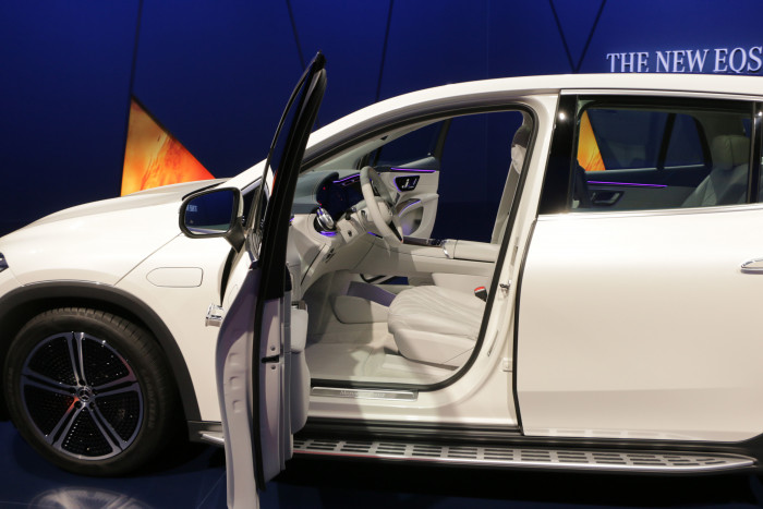 Im Gegensatz zur Limousine soll es für das SUV keine elektrisch angetriebenen Komforttüren geben. (Foto: Friedhelm Greis/Golem.de)