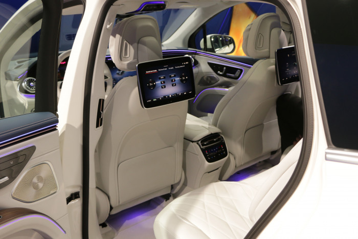 Im Fond gibt es ebenfalls Bildschirme für die Passagiere. (Foto: Friedhelm Greis/Golem.de)