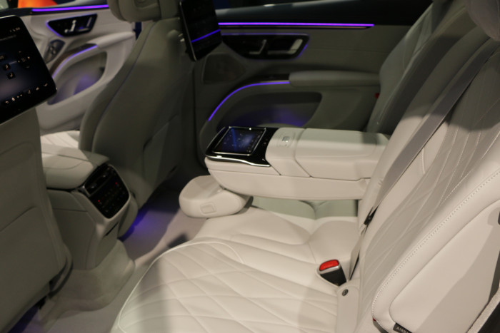 Ein eigenes Tablet dient zur Steuerung der Komfortfunktionen im Fond. (Foto: Friedhelm Greis/Golem.de)