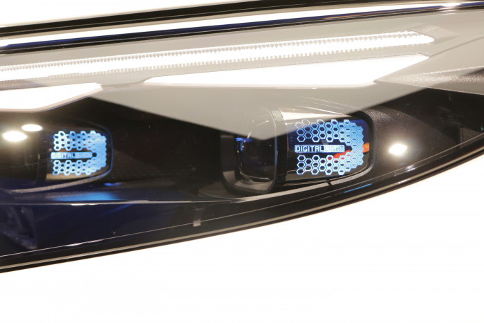 Die sogenannten Digital Lights können Hilfsmarkierungen oder Warnsymbole auf die Fahrbahn projizieren. (Foto: Friedhelm Greis/Golem.de)