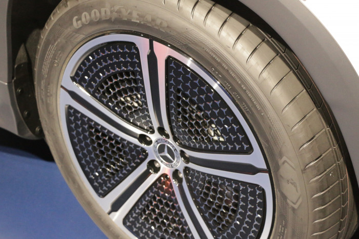 Die Räder in den Größen von 20 bis 22 Zoll sind aerodynamisch optimiert. (Foto: Friedhelm Greis/Golem.de)