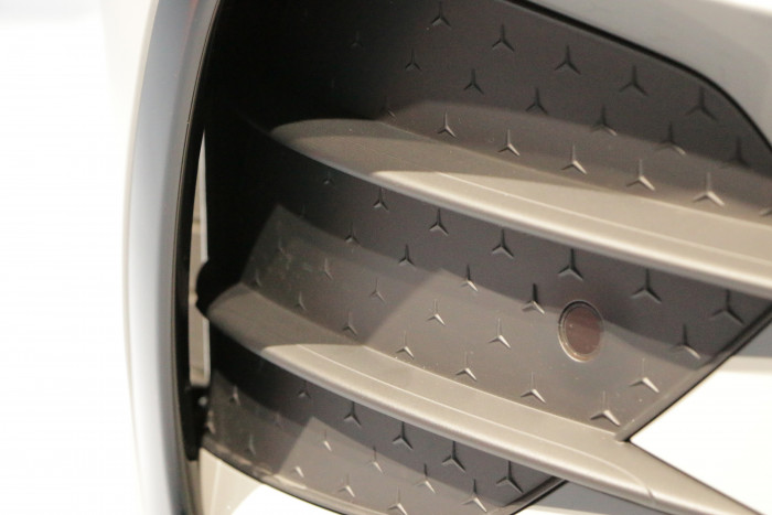 Die Mercedes-Sterne mit 3D-Effekt finden sich auch an den vorderen Lufteinlässen. (Foto: Friedhelm Greis/Golem.de)