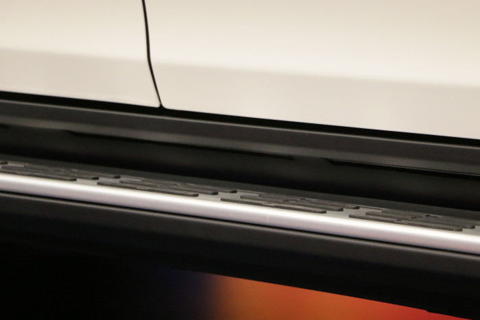 Das Trittbrett ist an der Unterseite ebenfalls aerodynamisch optimiert. (Foto: Friedhelm Greis/Golem.de)