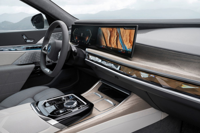 Im Innenraum erinnert der i7 stark an den 2021 vorgestellten iX. (Foto: BMW)
