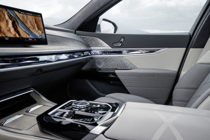 Die Steuerung des Infotainment-Systems erfolgt über das Touchdisplay und den iDrive-Controller in der Mittelkonsole. (Foto: BMW)