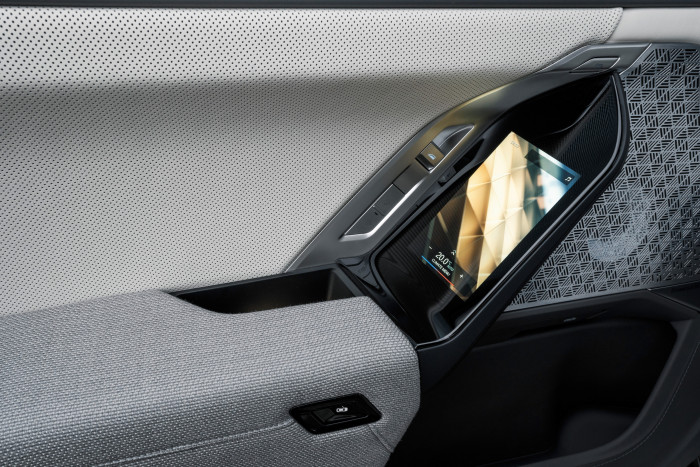 Der Bildschirm lässt sich auch durch Touchdisplays in den Fondtüren steuern. (Foto: BMW)
