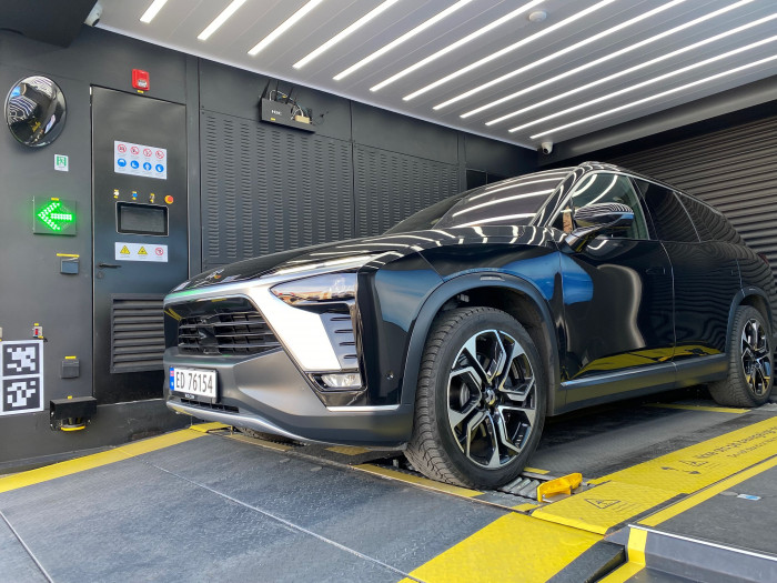 Statt an eine Ladesäule fährt das Elektroauto in die Station. (Bild: Dirk Kunde)