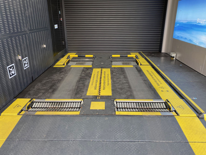 Der Akku kommt aus dem Boden. (Bild: Dirk Kunde)