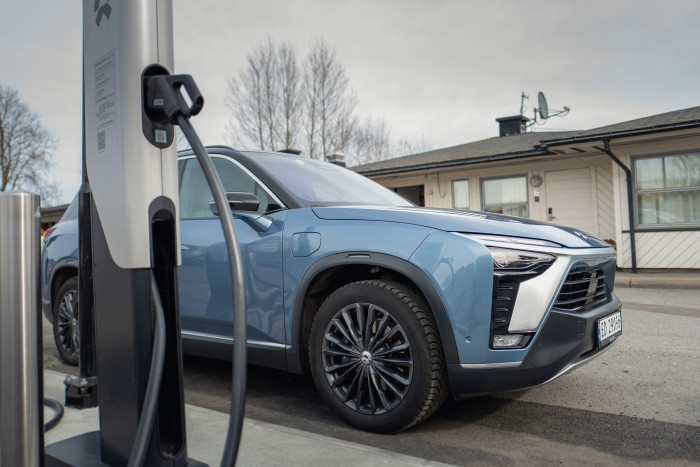 Der Nio kann aber auch ganz konventionell an der Säule geladen werden. (Bild: Nio)