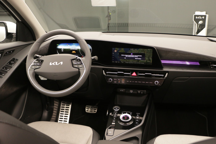 &Uuml;ber der Mittelkonsole befinden sich eine umschaltbare Multi-Mode-Bedienleiste f&uuml;r das Infotainmentsystem und die Klimaanlage. (Foto: Friedhelm Greis/Golem.de)