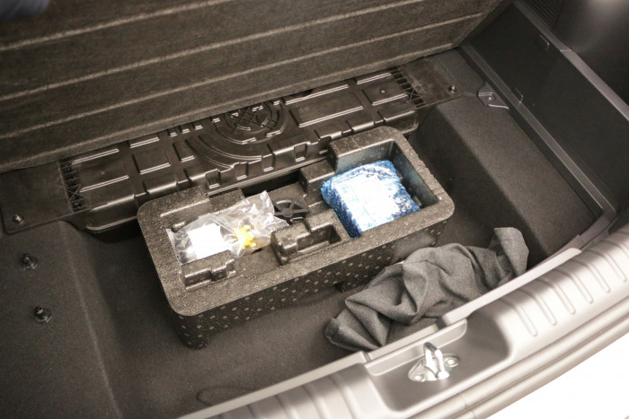 Unter der Kofferraumabdeckung befindet sich ebenfalls ein kleiner Stauraum. (Foto: Friedhelm Greis/Golem.de)