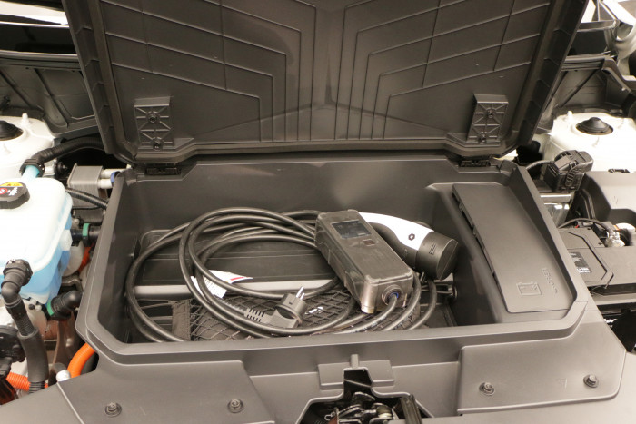 Unter der Fronthaube gibt es einen beleuchteten Stauraum mit 20 Litern Fassungsverm&ouml;gen. (Foto: Friedhelm Greis/Golem.de)