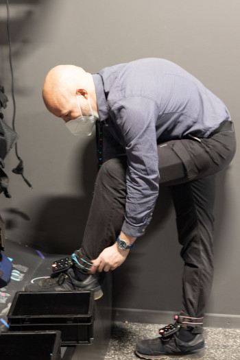 Tracker an den Füßen... (Bild: Werner Pluta/Golem.de)