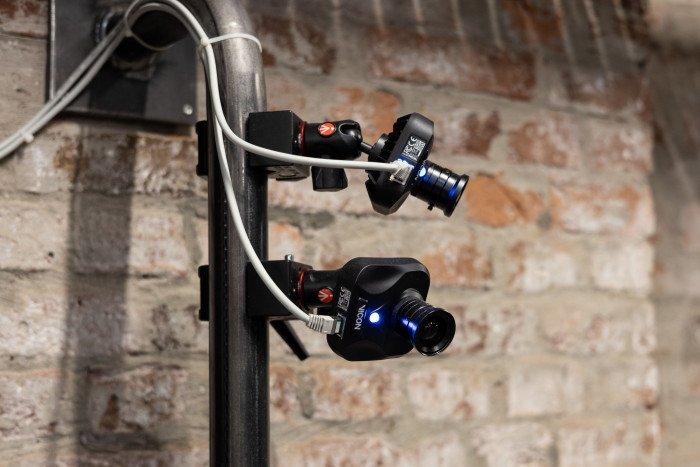 Darin sind 150 Kamera angebracht, die die Spieler orten. (Bild: Werner Pluta/Golem.de)