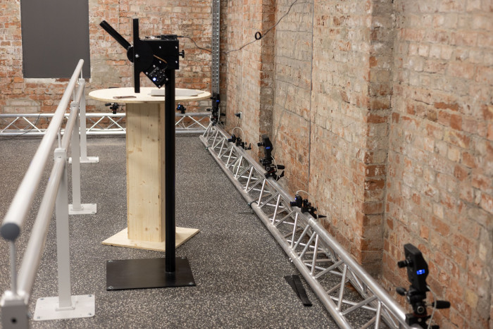 Es gibt einige reale Gegenstände für die Interaktion in der VR: Geländer, Hebel,... (Bild: Werner Pluta/Golem.de)