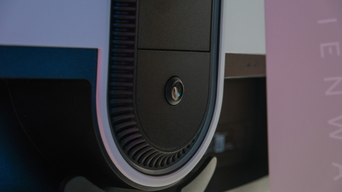 Mittels Knopfdruck kann der Monitor vom Fuß gelöst werden. (Bild: Oliver Nickel/Golem.de)