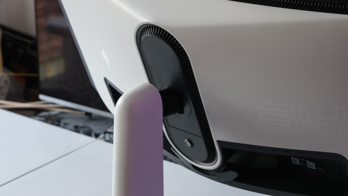 Der Monitor lässt sich ergonomisch einstellen. (Bild: Oliver Nickel/Golem.de)