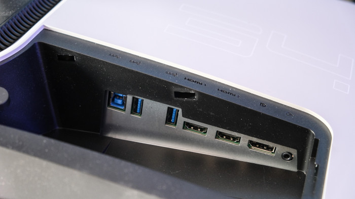 An der Unterseite: Displayport, HDMI und ein USB-Hub (Bild: Oliver Nickel/Golem.de)