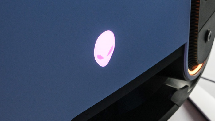 Darf nicht fehlen: das Alienware-Logo mit RGB-Licht. (Bild: Oliver Nickel/Golem.de)