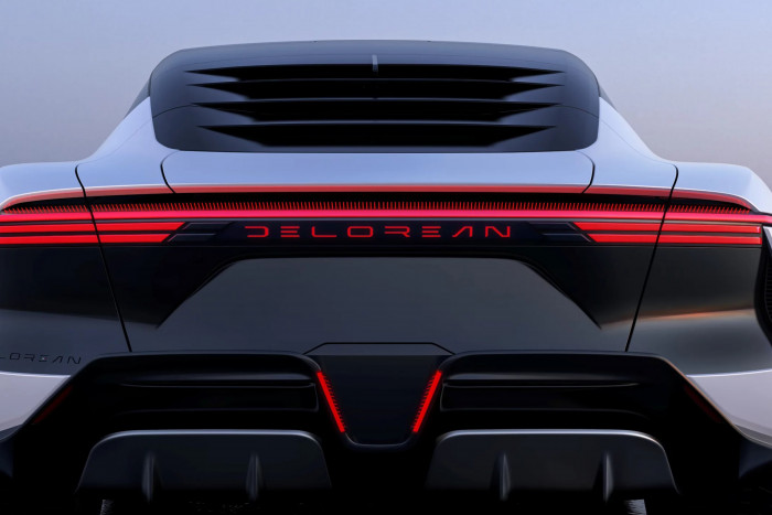 Das V am Heck gehört zum neuen Logo der Marke und soll einen Herzschlag symbolisieren. (Foto: DeLorean)