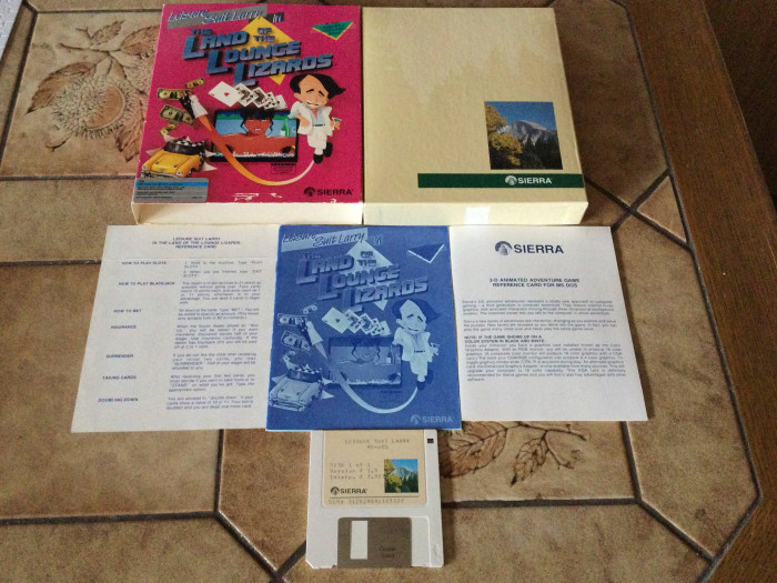 Große DIN-A4-Box und herrlich pinkes Coverbild: das erste Leisure Suit Larry von 1987. 1988 erschienen Umsetzungen für Amiga und Atari ST. (Bild: Medienagentur Plassma)