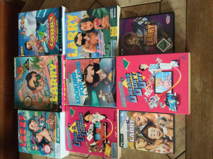 Ein fast vollständiges Gruppenbild aller Larry-Spiele. Nur der jüngste Teil Wet Dreams Dry Twice fehlt. Er wurde in physischer Form ausschließlich für Playstation 4 sowie Nintendo Switch veröffentlicht. (Bild: Medienagentur Plassma)