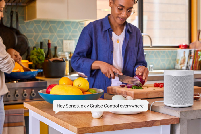 Sonos Voice Control im Einsatz (Bild: Sonos)
