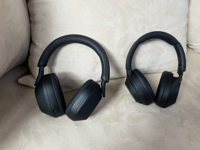 Links Sonys WH-1000XM5, rechts Sonys WH-1000XM4 (Bild: Ingo Pakalski/Golem.de)
