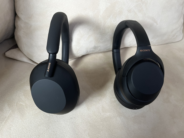 Links Sonys WH-1000XM5, rechts Sonys WH-1000XM4 (Bild: Ingo Pakalski/Golem.de)