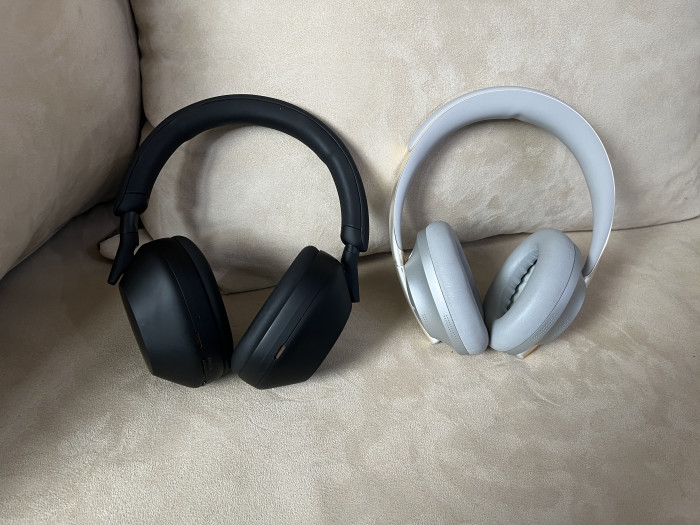 Links Sonys WH-1000XM5, rechts Boses Noise Cancelling Headphones 700 (Bild: Ingo Pakalski/Golem.de)