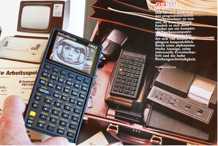 Der Hintergrund dieses Fotos ist ein Ausschnitt aus der CHIP vom Februar 1980. Aufgeschlagen ist die erste Seite des im Magazin ver&ouml;ffentlichten Artikels &uuml;ber den HP-41C. (Bild: Thomas Ell)