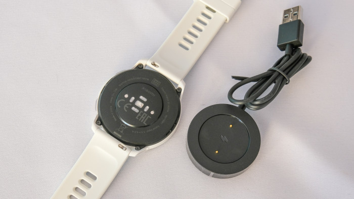 Mit diesem Puck wird die S1 Active in rund 90 Minuten vollständig geladen. (Bild: P. Steinlechner/Golem.de)